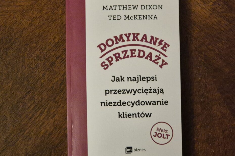 „Domykanie sprzedaży” – recenzja z perspektywy konsultanta zarządzania zmianą
